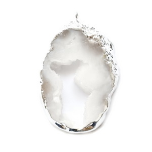 Pandantiv druzy agate, alb-gri cu argintiu pe margine, 63x43x8mm 1 buc