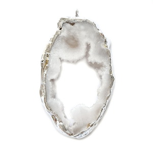 Pandantiv druzy agate, alb-gri cu argintiu pe margine, 55x46x8mm 1 buc