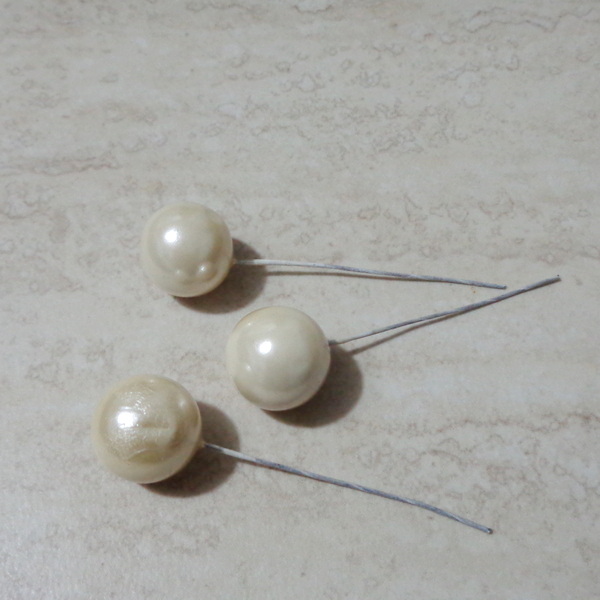 Bile poliestiren crem sidefat, 18mm, cu codita sarma modelaj  e 6cm 1 buc