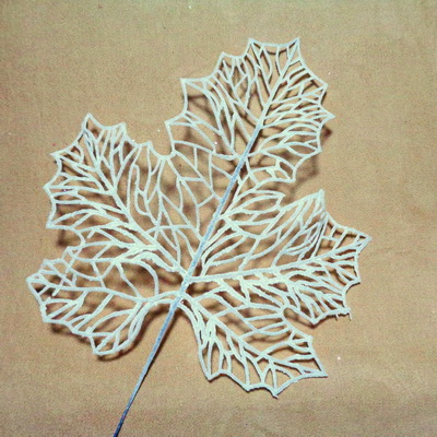 Ornament pt, Craciun, frunza crem deschis cu glitter, 22x20cm + codita 20cm