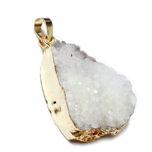 Pandantiv druzy agate, alb, placat cu aur 18K, 42x26mm 1 buc