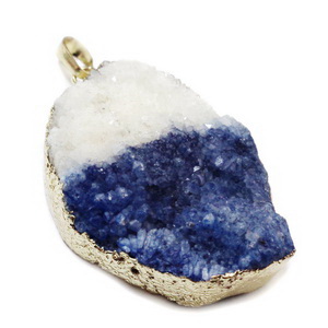 Pandantiv druzy agate, albastru cu alb, placat auriu pe margine, 54x33x14mm