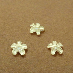 Cabochon rasina epoxidica, cu glitter, floare aurie 7x7x1.5mm 1 buc