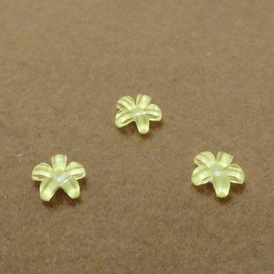Cabochon rasina epoxidica, cu glitter, floare galbena 7x7x1.5mm