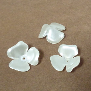 Margele plastic alb ABS, imitatie perle, floare 22x6.5mm