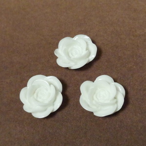 Cabochon rasina alba, floare 18x8mm, baza 14mm