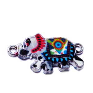 Pandantiv metalic emailat, argintiu cu alb-multicolor, elefant 14x26x2mm 1 buc