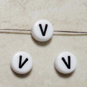 Margele plastic alb 7x4mm, litera V 1 buc