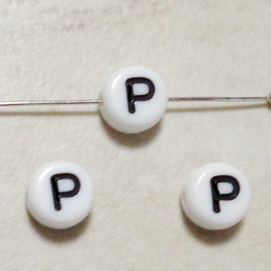 Margele plastic alb 7x4mm, litera P 1 buc