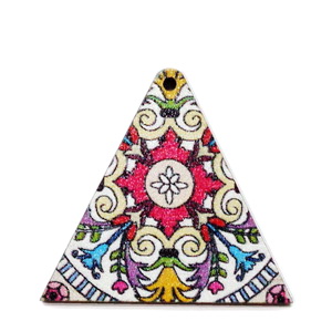 Pandantiv lemn, triunghiular, pictat multicolor pe alb, 32x34x3mm
