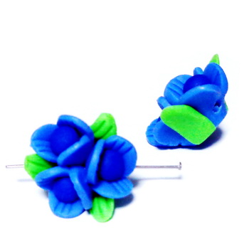 Margele/cabochon  polymer, trei flori albastre, 16~20x10~13mm, platou 11-12mm 1 buc