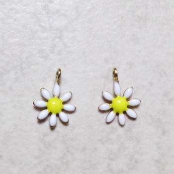 Pandantiv otel inoxidabil IP(placat cu ioni) auriu, emailat, floare alba cu galben, 10x7.5x2mm
 1 buc
