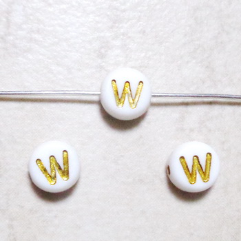 Margele plastic alb cu auriu 7x4mm, litera W 1 buc