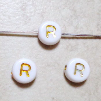 Margele plastic alb cu auriu 7x4mm, litera R 1 buc