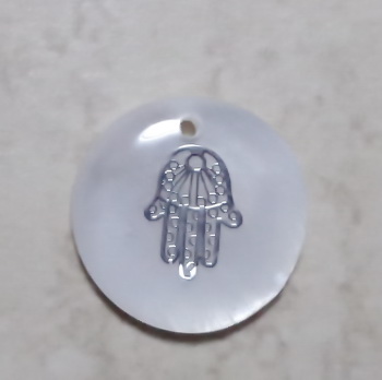 Pandantiv sidef alb cu mana Hamsa argintie, 16x4mm