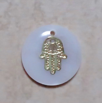 Pandantiv sidef alb cu mana Hamsa aurie, 16x4mm 1 buc