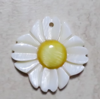 Pandantiv sidef alb, floare  29~30x29~30x5~6mm cu cabochon galben de 10mm