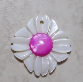 Pandantiv sidef alb, floare  29~30x29~30x5~6mm cu cabochon fucsia de 10mm