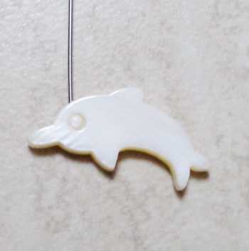 Pandantiv sidef alb, delfin 14x24~25x3mm, semigaurit, orif.5x1mm 1 buc