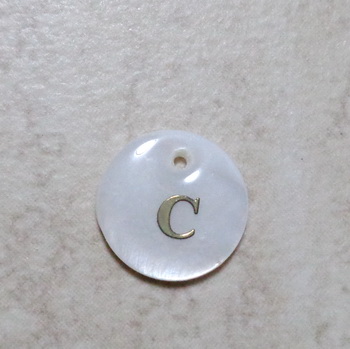 Pandantiv sidef alb, cu litera C, 13x2mm 1 buc