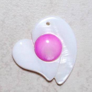 Pandantiv sidef alb, inima 27x25.5x6mm, cabochon fucsia de 10mm 1 buc