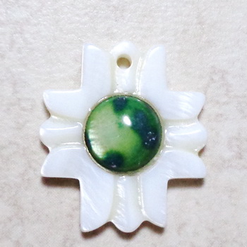 Pandantiv sidef alb, floare 27~28x24.5x5~6mm, cabochon verde de 10mm 1 buc