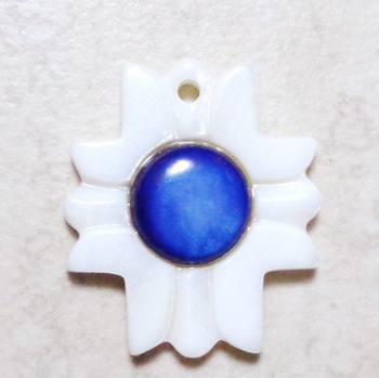 Pandantiv sidef alb, floare 27~28x24.5x5~6mm, cabochon albastru de 10mm 1 buc