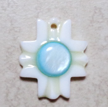 Pandantiv sidef alb, floare 27~28x24.5x5~6mm, cabochon bleu de 10mm