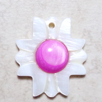 Pandantiv sidef alb, floare 27~28x24.5x5~6mm, cabochon fucsia de 10mm 1 buc