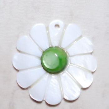 Pandantiv sidef alb, floare 30x5~6mm, cabochon verde de 10mm 1 buc