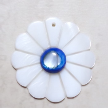 Pandantiv sidef alb, floare 30x5~6mm, cabochon albastru de 10mm 1 buc
