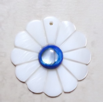 Pandantiv sidef alb, floare 30x5~6mm, cabochon albastru de 10mm 1 buc