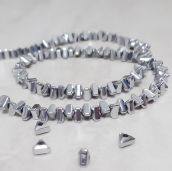 Hematit placare argintiu inchis, triunghi 4x4x3mm 