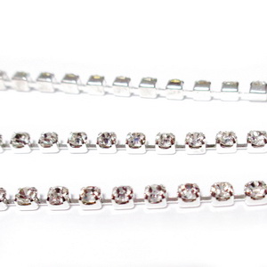 Margele montee rhinestone, insiruite, sticla transparenta pe baza argintie, 2.2x2.2mm 1 m