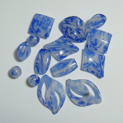 Mix plastic decorat cu albastru 14-48 mm