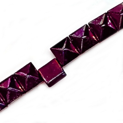 Hematit electroplacat violet, cu 2 orificii, 6x6x4mm 1 buc
