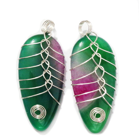 Pandantiv agata braziliana, verde cu fucsia, cu sarma modelaj, lacrima 43~44x17.5x10.5mm 1 buc