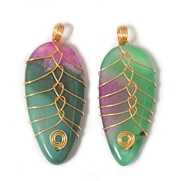 Pandantiv agata braziliana, verde cu fucsia, cu sarma modelaj aurie, lacrima 43~44x17.5x10.5mm 1 buc
