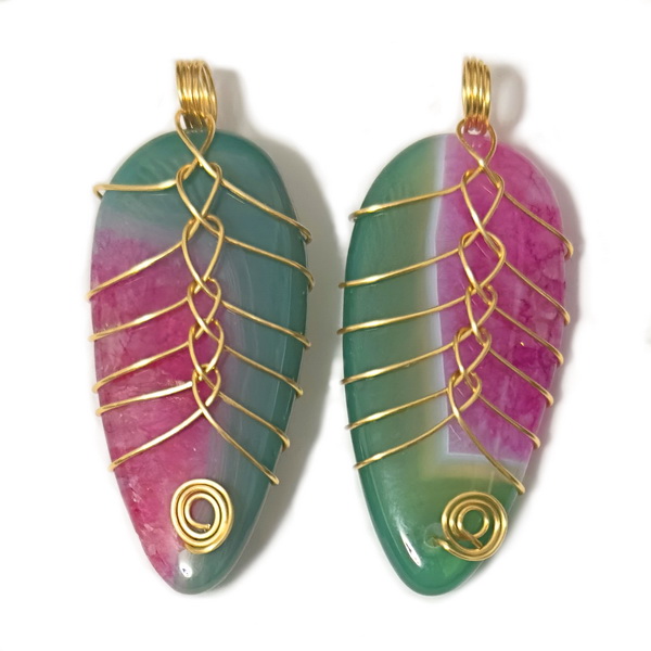 Pandantiv agata braziliana, verde cu fucsia, cu sarma modelaj aurie, lacrima 43~44x17.5x10.5mm 1 buc