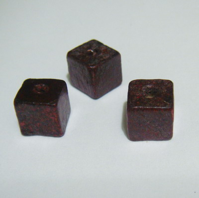 Margele lemn cubice maro inchis 8mm