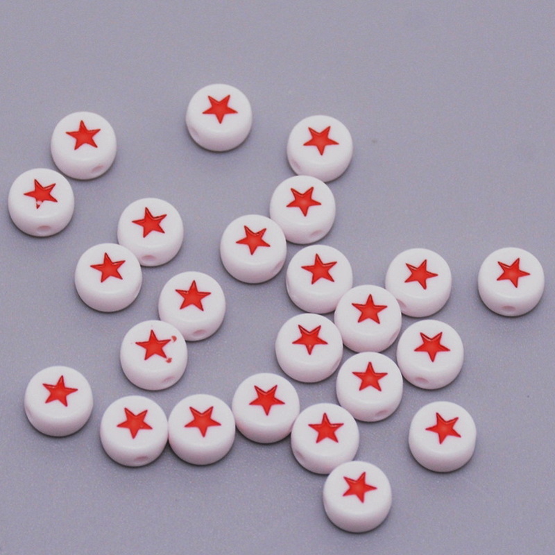 Margele plastic alb cu stea rosie emailata, 7x4mm 10 buc