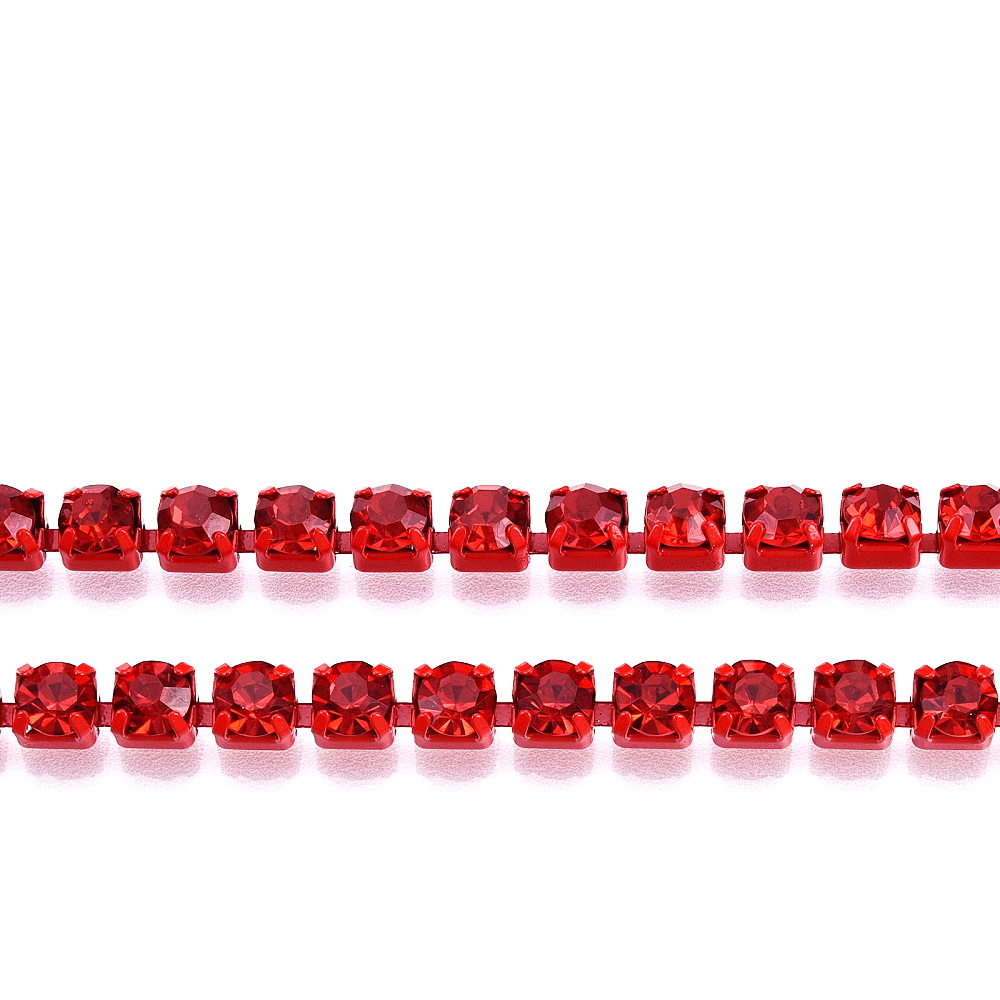 Cristale rhinestone, patrate, rosii, de cusut, 4x4mm, pe baza metalica rosie 1 m