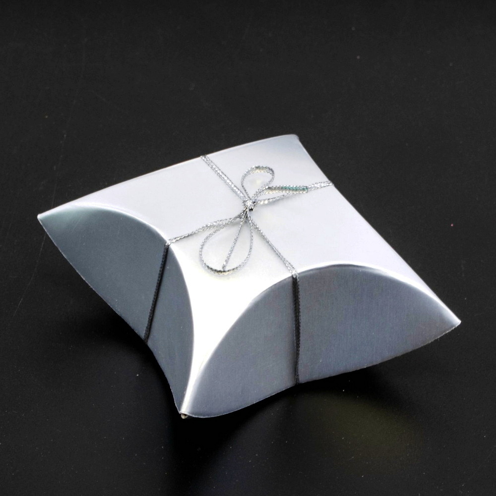 Cutie carton argintiu forma pernita, 45x45mm 1 buc