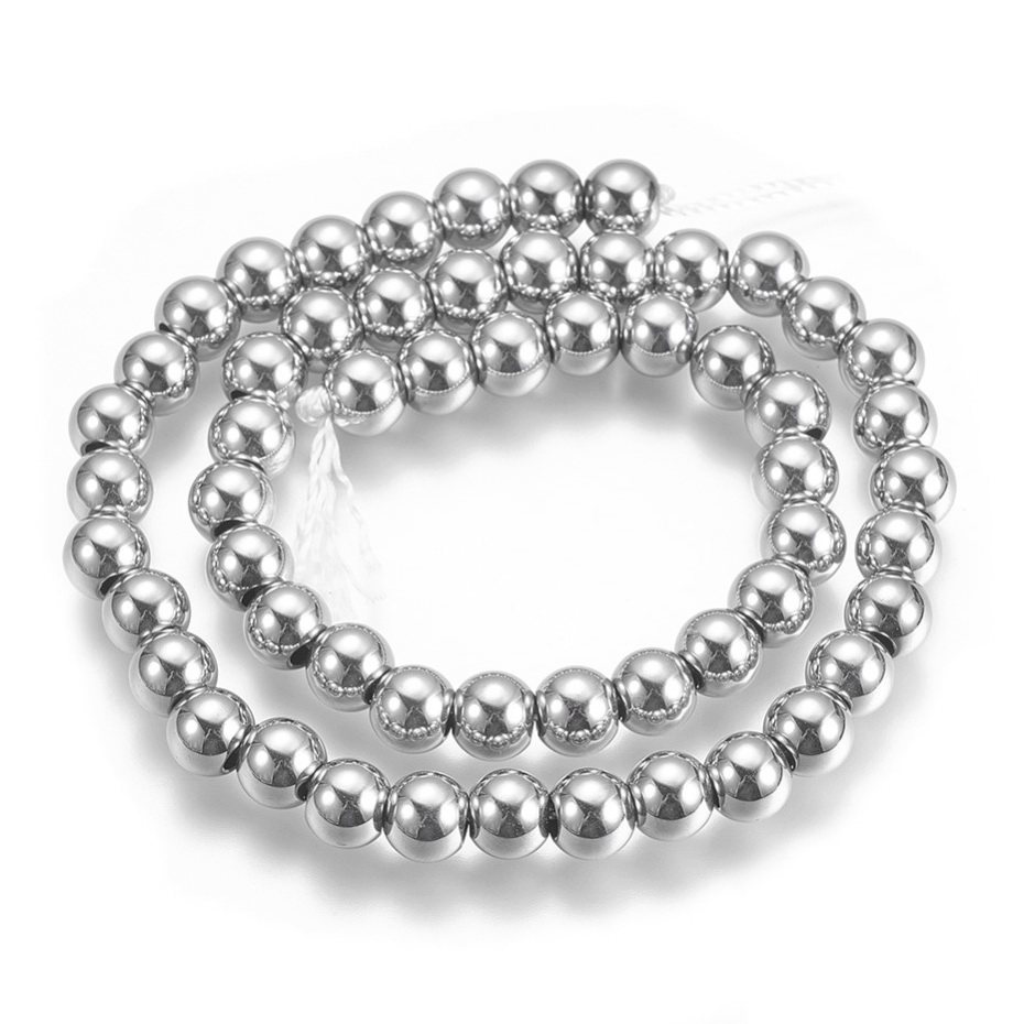 Pretul este pentru 1 sir.
Margelele sunt insiruite pe fir (ata sau guta), iar sirul nu are inchizatoare.
Acestea sunt ideale pentru:
- realizarea bijuteriilor handmade: cercei, bratari sau coliere elegante;
- personalizarea hainelor si accesoriilor textile.
Hematitul (piatra fortei interioare) este recunoscut pentru proprietatile sale de protectie si stabilitate. Ajuta la ancorarea energiei, reducerea stresului si imbunatatirea concentrarii, fiind considerat un scut impotriva vibratiilor negative si un sprijin pentru increderea in sine. Margele hematite, nemagnetice, placate argintii, 4mm-sir 98 buc 1 buc