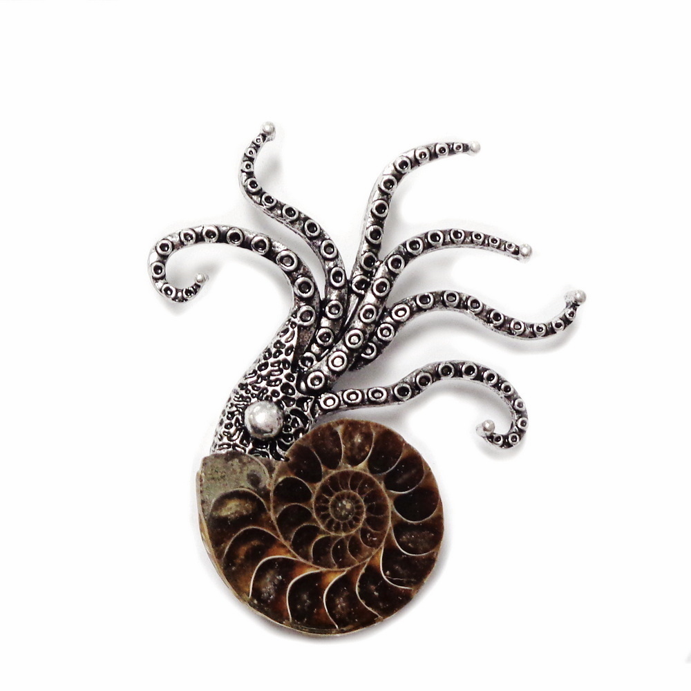 Brosa cu melc fosil si accesoriu argintiu antichizat, 65x55x10mm 1 buc