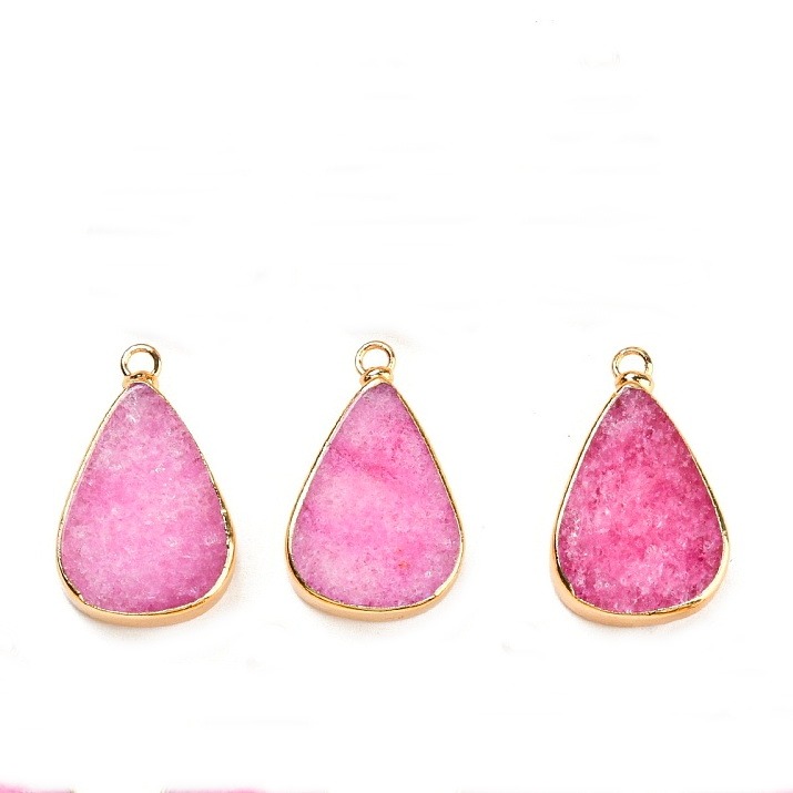 Pandantiv druzy agate roz cu auriu in exterior, lacrima 29x19x6mm 1 buc