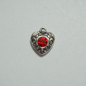 Pandantiv argintiu antichizat inimioara 12x10mm cu pietricica rosie