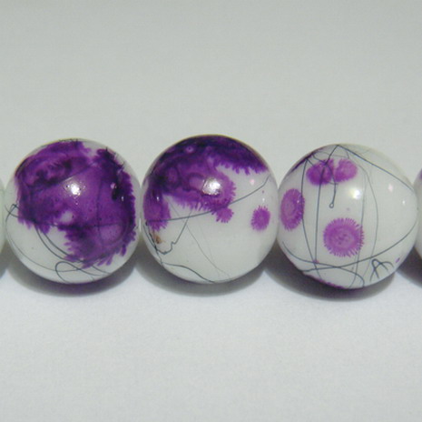 Margele sticla albe vopsite cu pete mov, 10mm