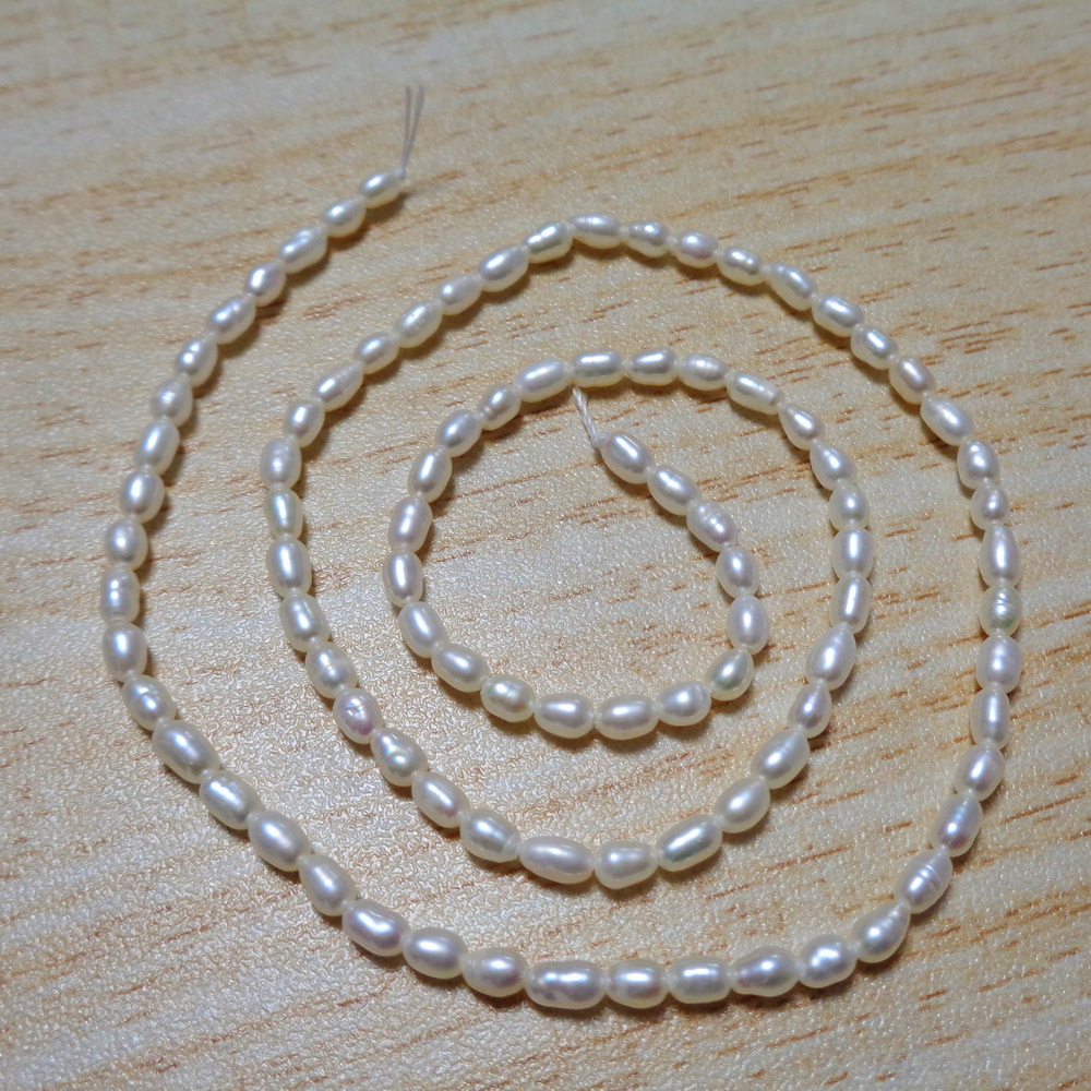 Perle de cultura crem-sidefat, 4~5x2.5~3mm-sir 95-96 buc(40cm) 1 buc