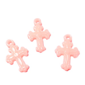 Pandantiv cruciulita plastic roz-somon, 22x14x3mm